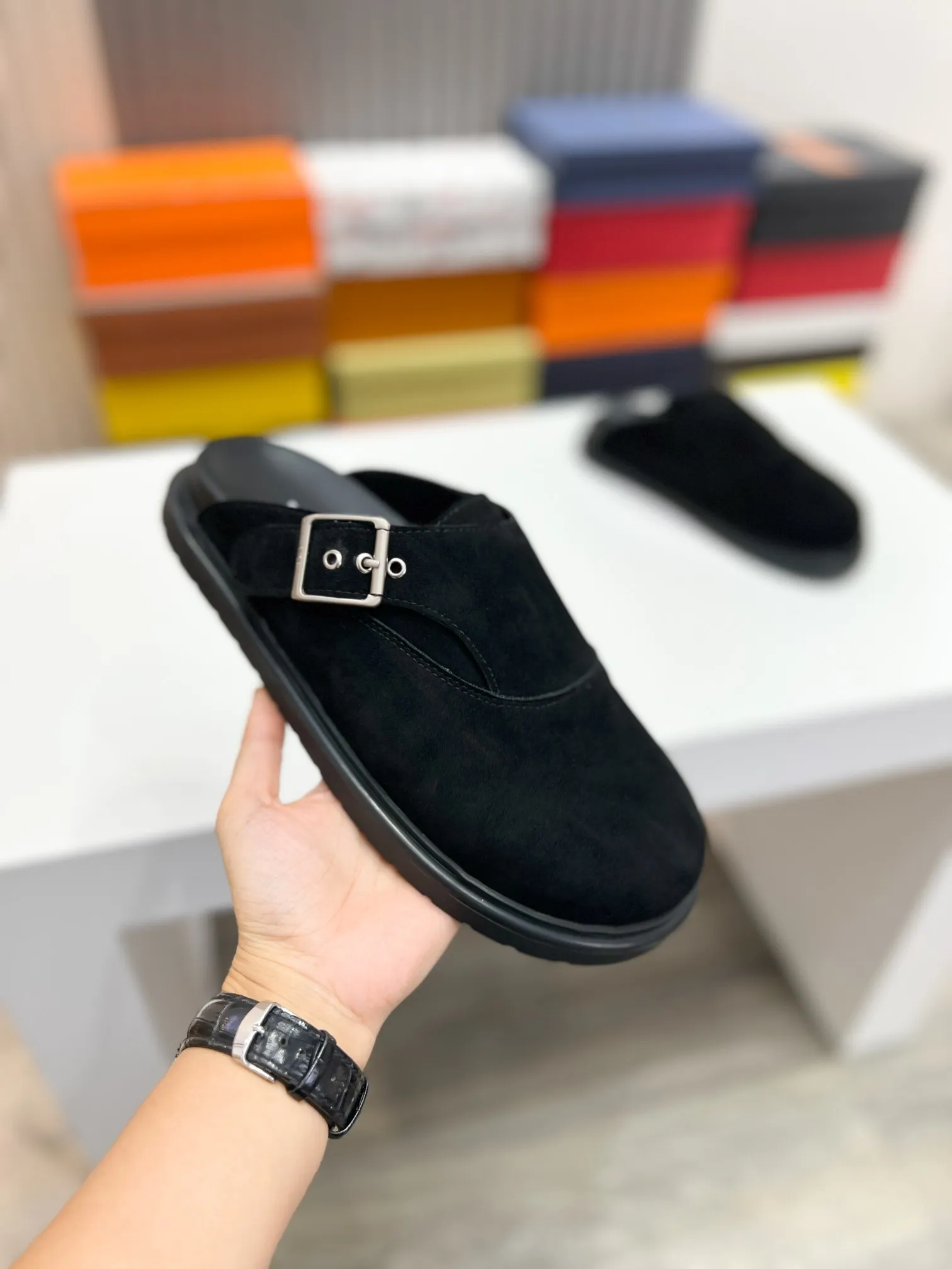 P380 [DIOR] Size 39-44 (38.45 custom-made) 2025ss Dior’s latest men’s slippers are a must-have. Dior Alias ​​Men's Genuine Leather Slippers This summer new Alias ​​sandal embodies a casual and elegant style. Carefully crafted from grained cow leather and Oblique printed fabric, with cowhide lining! Cross-strap design with metal-clad brass CD Diamond logo. The imported cowhide leather and rubber sole adds sophistication and comfort, while Oblique print-effect anti-slip panels add style. No. 012
